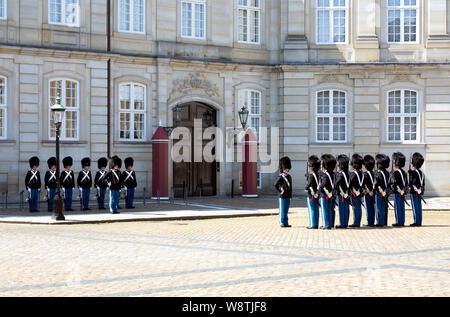 A Copenaghen il Palazzo di Amalienborg; Cambio della guardia a mezzogiorno presso la casa della famiglia reale danese di Copenaghen, Danimarca Europa Foto Stock