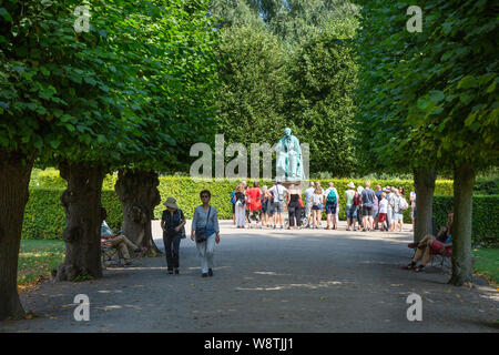 Parco di Copenaghen; persone relax su una soleggiata giornata d'estate in agosto a Kongens Have ( Re garden ), centro di Copenaghen, il Copenhagen DANIMARCA Foto Stock