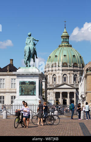 Copenhagen DANIMARCA travel - persone in bicicletta con il Palazzo Amalienborg e Chiesa Frederiks, centro città di Copenhagen, Danimarca Scandinavia Europa Foto Stock