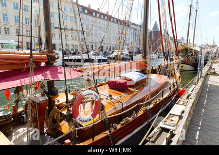 Copenhagen Nyhavn - imbarcazioni ormeggiate in Nyhavn canal Harbour, Copenhagen DANIMARCA Europa Foto Stock