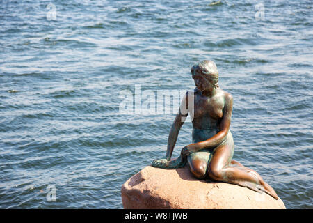 La famosa statua della Sirenetta a Copenaghen, una statua di bronzo da Edvard Eriksen, al waterside dal 1913, Copenhagen DANIMARCA Europa Foto Stock