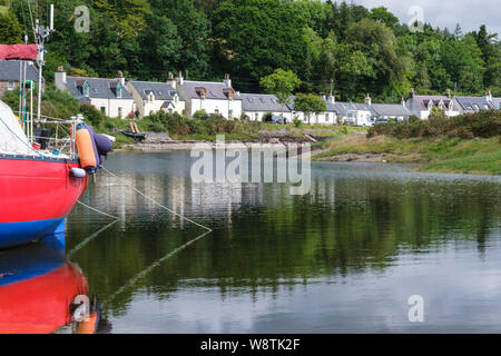 Lochcarron village, NW Highlands della Scozia. Case sulla strada principale con barche sul Loch Carron in primo piano Foto Stock