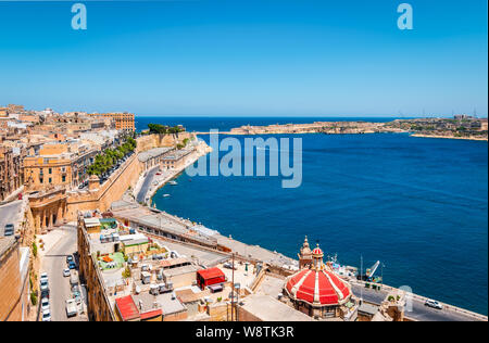 Il Grand Harbour di Malta con le antiche mura di La Valletta. Foto Stock