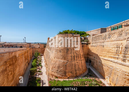 Antiche Mura di fortificazione al City Gate di Valletta, Malta Foto Stock