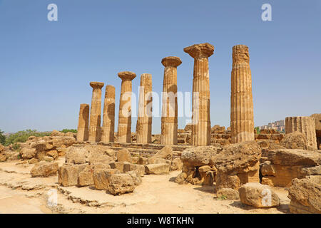 Rovinato Tempio di Eracle colonne nella famosa antica Valle dei Templi di Agrigento, Sicilia, Italia. UNESCO - Sito Patrimonio dell'umanità. Foto Stock