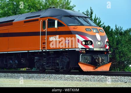 Bartlett, Illinois, Stati Uniti d'America. Una locomotiva Metra tirando un treno dei pendolari in Bartlett durante il suo viaggio da Chicago a Elgin. Foto Stock