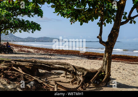 I calciatori su Lumley Beach a Freetown, in Sierra Leone durante la stagione delle piogge in 2014 Foto Stock