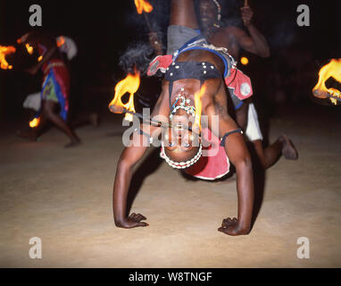 Danzatori tribali (l'esperienza africana}, Serrekunda, Kanifing, Repubblica della Gambia Foto Stock
