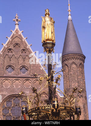 Binnenhoffontein nella parte anteriore dell'edificio Ridderzaai nella corte interna del Binnenhof, l'Aia (Den Haag), Zuid-Holland, Paesi Bassi Foto Stock