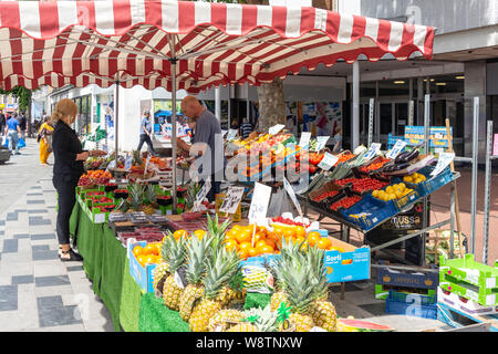 La frutta e la verdura in stallo Slough High Street, Slough, Berkshire, Inghilterra, Regno Unito Foto Stock