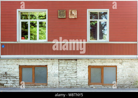 Tallinn, Estonia, 29 Giugno: la facciata della casa dove lo scrittore russo Sergey Dovlatov vissuto in Tallinn su Vabriku Street nel quartiere Kalamai, wa Foto Stock