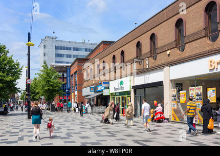 Slough High Street, Slough, Berkshire, Inghilterra, Regno Unito Foto Stock