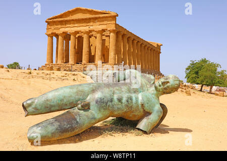 Tempio della Concordia e la statua di Icaro caduto nella Valle dei Templi di Agrigento, Sicilia, Italia Foto Stock