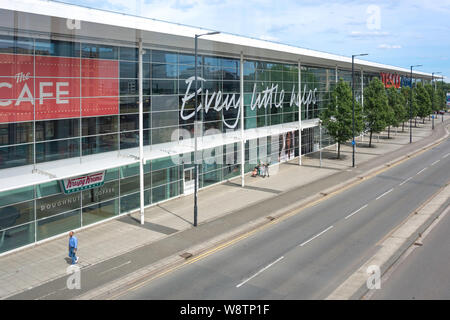 Tesco supermercato Extra, Wellington Street, Slough, Berkshire, Inghilterra, Regno Unito Foto Stock