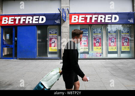 Londra, Regno Unito. 11 Ago, 2019. Un uomo è visto a camminare lungo un ramo di Betfred nel centro di Londra. Betfred è un bookmaker basato nel Regno Unito. Credito: Steve Taylor/SOPA Immagini/ZUMA filo/Alamy Live News Foto Stock