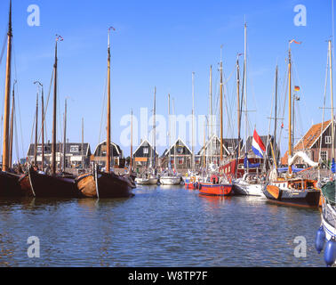 In legno tradizionali barche da pesca in porto, Marken, Zaanstreek-Waterland, Noord-Holland, Regno dei Paesi Bassi Foto Stock