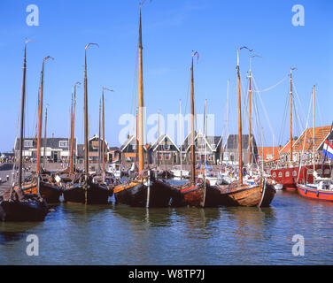 In legno tradizionali barche da pesca in porto, Marken, Zaanstreek-Waterland, Noord-Holland, Regno dei Paesi Bassi Foto Stock