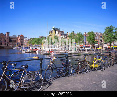 Canal Ferry Terminal, Damrak, Amsterdam, Olanda settentrionale, il Regno dei Paesi Bassi Foto Stock