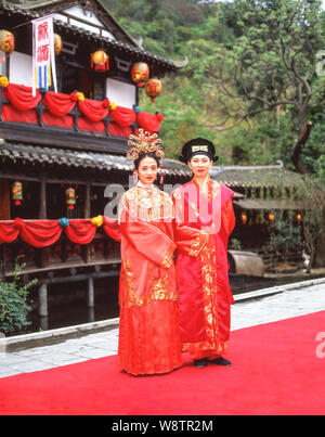 Coppie in viaggio di nozze in costume nazionale, Dinastia Sung Village, Kowloon, Hong Kong, Repubblica Popolare di Cina Foto Stock