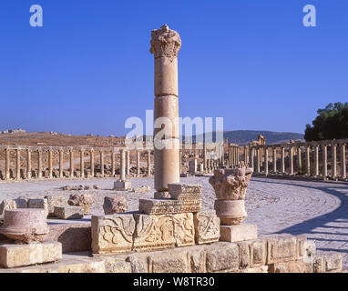 Il foro ovale e il Cardo Maximus, antica città di Jerash (Gerasa), Irbid, Maan, Regno di Giordania Foto Stock