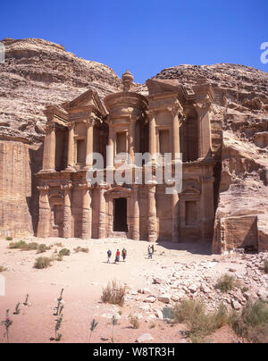 Il monastero di Deir facciata, antica città di Petra, Maan, Regno di Giordania Foto Stock