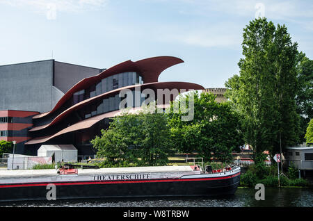 In un fantastico edificio in vetro con vedute sul lago, Hans Otto Theatre Potsdam mette tutto il mondo del teatro sul palco: grandi classici, moderni esperimenti, Foto Stock