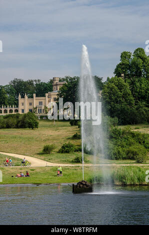 Questa ex residenza dei sovrani di Prussia è una città di palazzi e giardini in uno stile che è stato anche dato il suo nome: rococò di Potsdam. Foto Stock