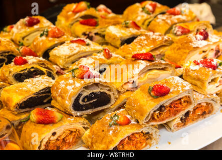 Dolce con su grande lastra, fresche fragole dolci Foto Stock