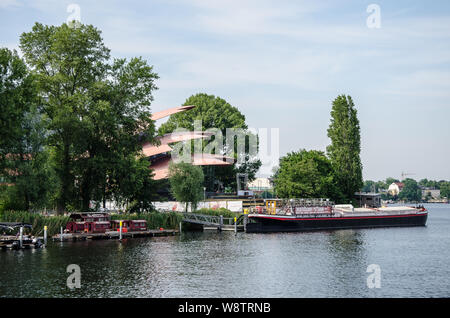 In un fantastico edificio in vetro con vedute sul lago, Hans Otto Theatre Potsdam mette tutto il mondo del teatro sul palco: grandi classici, moderni esperimenti, Foto Stock