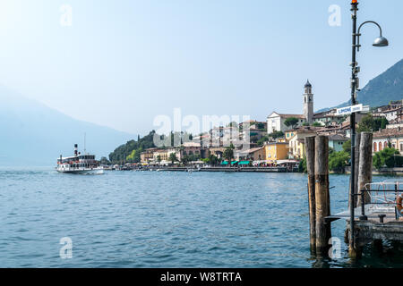 Limone, Italia - Luglio 24, 2019: si tratta di un punto di vista di una vecchia barca a remi che entrano nel paese di Limone sul Garda in Italia Foto Stock