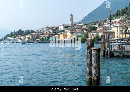 Limone, Italia - Luglio 24, 2019: questa è una vista al bordo delle acque del lago di Garda a Limone, Italia Foto Stock