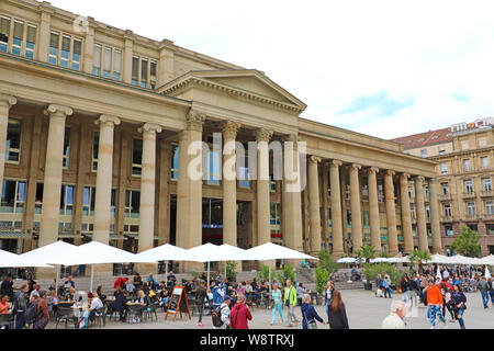 STUTTGART, Germania - 12 giugno 2019: i turisti a piedi in piazza Schlossplatz con passaggio Konigsbau shopping mall in background Foto Stock