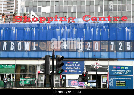 Londra, Regno Unito. 11 Ago, 2019. Una vista di Elephant and Castle shopping centre di segno. Credito: Steve Taylor/SOPA Immagini/ZUMA filo/Alamy Live News Foto Stock