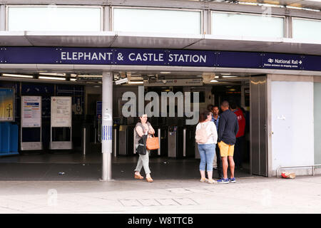Londra, Regno Unito. 11 Ago, 2019. Pendolari sono visti al di fuori di Elephant e Castle stazione di Londra. Credito: Steve Taylor/SOPA Immagini/ZUMA filo/Alamy Live News Foto Stock