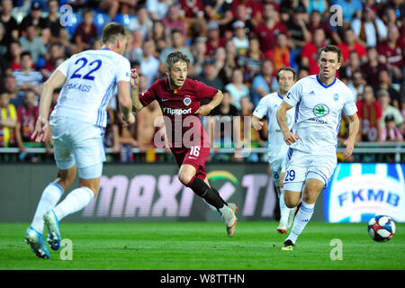 Mlada Boleslav, Repubblica Ceca. 11 Ago, 2019. LUKAS STETINA di Sparta Praga (16) lotta per la sfera con LADISLAV TAKACS (22) e JAKUB KLIMA (29) di FK Mlada Boleslav durante il 5° round match della Czech soccer league Mlada Boleslav vs Sparta Praha in Mlada Boleslav in Repubblica Ceca. Credito: Slavek Ruta/ZUMA filo/Alamy Live News Foto Stock