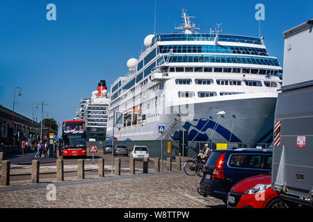 Coppia di grandi navi da crociera tra cui Cunards Queen Victoria ormeggiato a Copenhagen, in Danimarca con hop on hop off tour bus su 18 Luglio 2019 Foto Stock