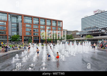 Fontane in Piccadilly Gardens, Manchester, Greater Manchester, Inghilterra, Regno Unito Foto Stock