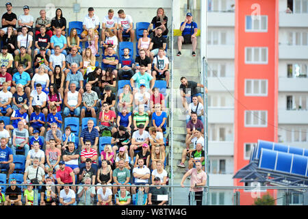 Mlada Boleslav, Repubblica Ceca. 11 Ago, 2019. Gli appassionati di FK Mlada Boleslav Stadium Mlada Boeslav e sullo sfondo il complesso residenziale in Mlada Boleslav in Repubblica Ceca. Credito: Slavek Ruta/ZUMA filo/Alamy Live News Foto Stock