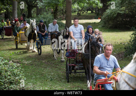 Romani Gypsy viaggiatori incontrarsi per un annuale ottenere insieme nella nuova foresta. Comunità di viaggio carrello racers a Brockenhurst, Hampshire, Inghilterra, Regno Unito Foto Stock