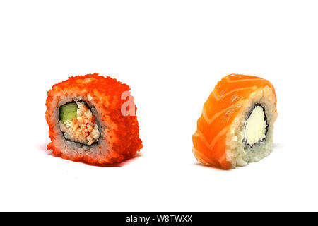 Rotoli di sushi isolati su sfondo bianco Foto Stock