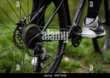 Il piede sul pedale della bicicletta nel parco, attivi in estate Foto Stock