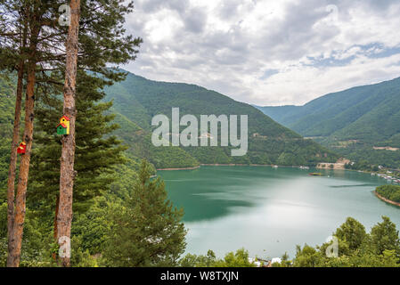 Verdi colline intorno a Vacha dam, montagne Rodopi, Regione di Plovdiv, Bulgaria. Foto Stock