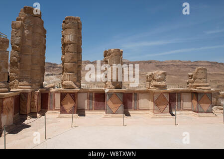Israele, Masada Parco Nazionale di aka Massada. Il Palazzo di nord aka erode il luogo, scogliera periodo erodiano gemma architettonica, c. 37 A.C. al 4 A.C. Foto Stock