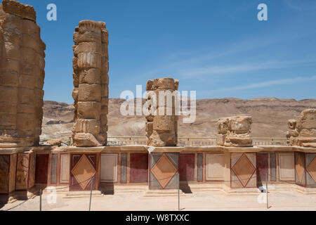 Israele, Masada Parco Nazionale di aka Massada. Il Palazzo di nord aka erode il luogo, scogliera periodo erodiano gemma architettonica, c. 37 A.C. al 4 A.C. Foto Stock