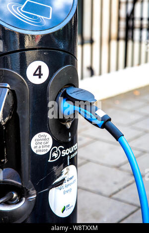 Auto elettrica collegata al caricabatteria, fonte stazione di carica (Londra, Regno Unito) Foto Stock