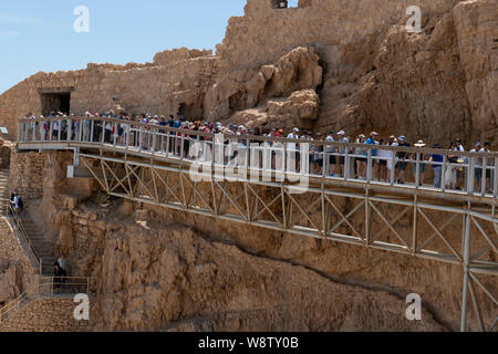 Israele, Masada Parco Nazionale di aka Massada. Passaggio pedonale vicino alla funivia di uscita e percorso di serpente cancello al vertice. Linea in attesa per la funivia. Foto Stock