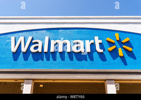 Agosto 9, 2019 San Jose / CA / STATI UNITI D'AMERICA - Close up Walmart logo visualizzato sulla facciata di uno dei loro supercenters nella parte sud di San Francisco Bay Area Foto Stock