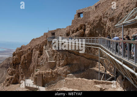 Israele, Masada Parco Nazionale di aka Massada. Passaggio pedonale vicino alla funivia di uscita e percorso di serpente cancello al vertice. Foto Stock