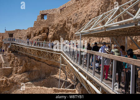 Israele, Masada Parco Nazionale di aka Massada. Passaggio pedonale vicino alla funivia di uscita e percorso di serpente cancello al vertice. Foto Stock