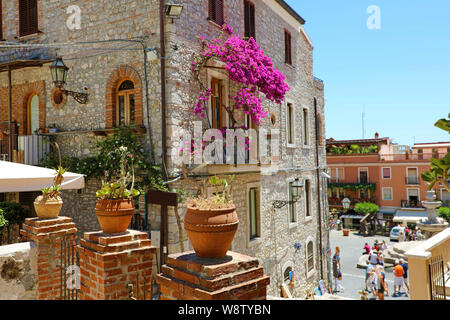 Splendido Palazzo in accoglienti street a Taormina, Sicilia Foto Stock